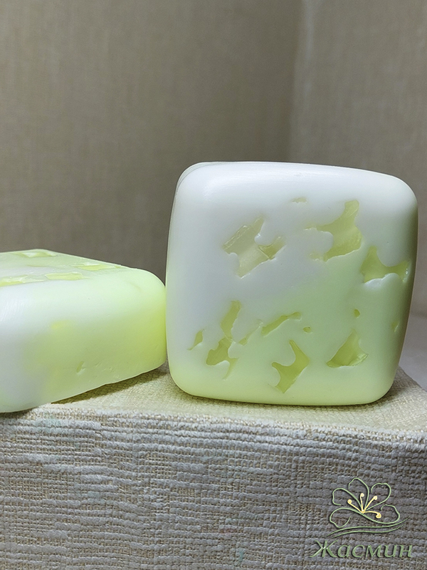 Нежно-салатовое мыло с белыми разводами