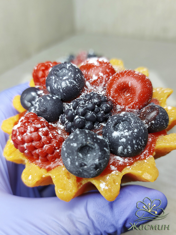 Мыло в виде десерта с малиной и голубикой