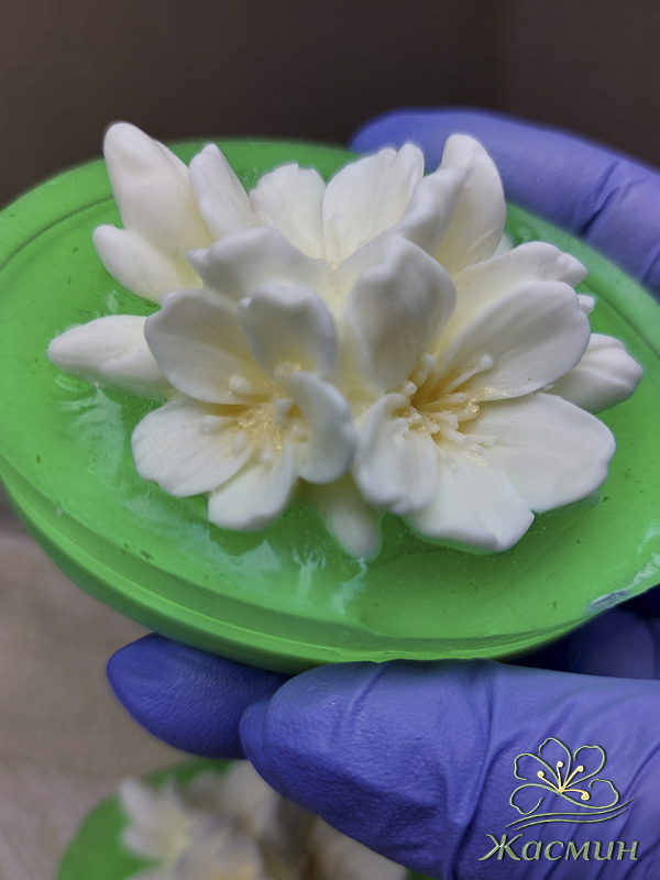 Овальное мыло с салатово-прозрачным переходом